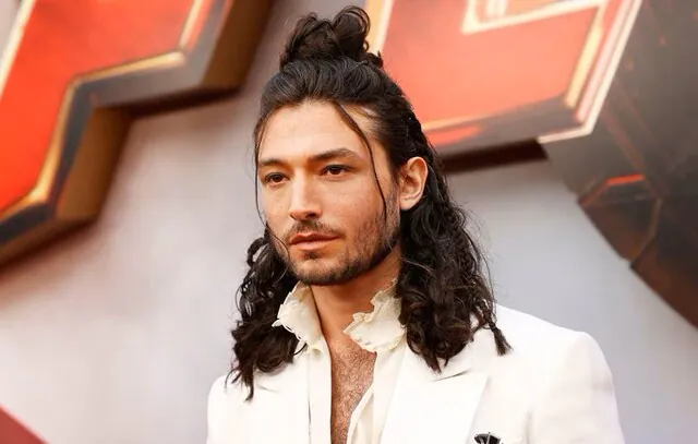 Ezra Miller se pronuncia pela primeira vez após acusação de assédio