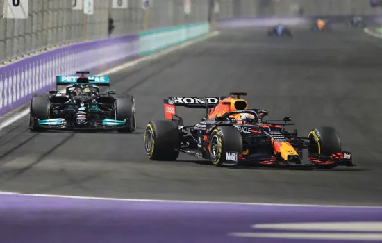 Verstappen é punido por colisão com Hamilton