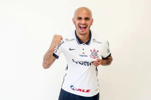 Fábio Santos é apresentado e volta ao Corinthians após cinco anos