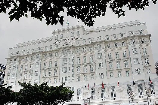 Copacabana Palace é multado em R$ 15 mil por festa com aglomeração