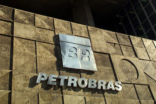 Temor de greve leva governo a atender caminhoneiros e Petrobrás recua aumento