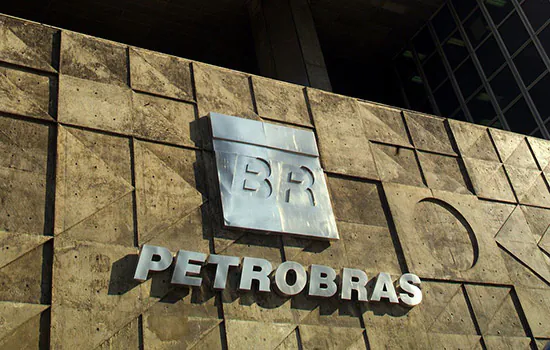 Temor de greve leva governo a atender caminhoneiros e Petrobrás recua aumento