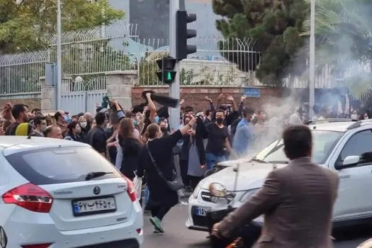 Polícia invade universidades e prende dezenas de jovens no Irã