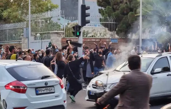 Polícia invade universidades e prende dezenas de jovens no Irã