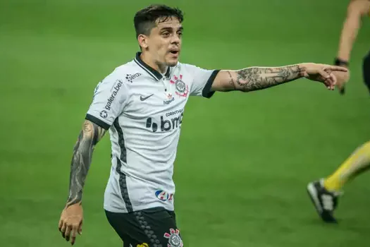 Corinthians se reapresenta com esperança de ter Fagner contra o Goiás