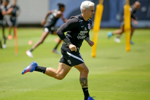 Fagner volta aos treinos no Corinthians e diz que dores foram apenas um susto