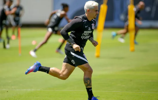 Fagner volta aos treinos no Corinthians e diz que dores foram apenas um susto