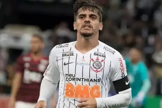 Fagner treina no campo e pode reforçar Corinthians no clássico com o São Paulo