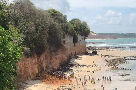 Três pessoas morrem após desmoronamento de falésia na praia da Pipa