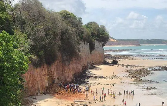 Três pessoas morrem após desmoronamento de falésia na praia da Pipa