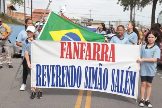 Fanfarra da Emeief Simão Salem percorre ruas da Vila Palmares, em Santo André