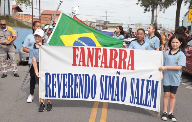Fanfarra da Emeief Simão Salem percorre ruas da Vila Palmares