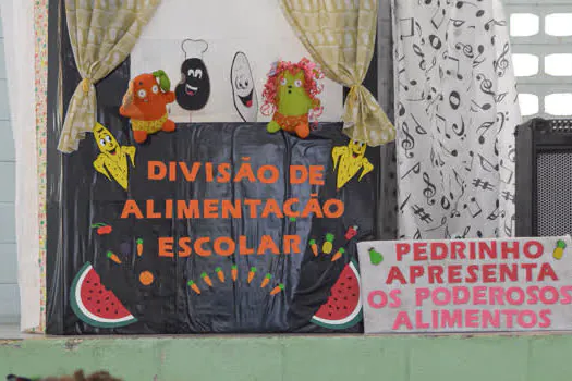 Teatro de fantoches incentiva alimentação saudável de alunos da creche