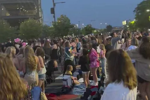 Fãs de Taylor Swift enfrentam frio e cambistas para comprar ingressos em SP_x000D_