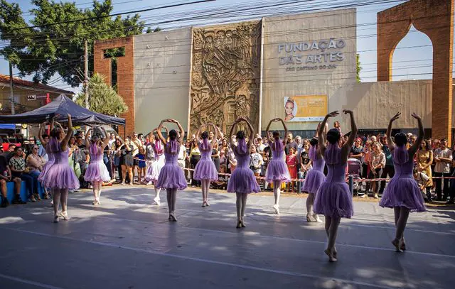 Fundação das Artes recebe público animado em dia de festa pelos seus 55 anos