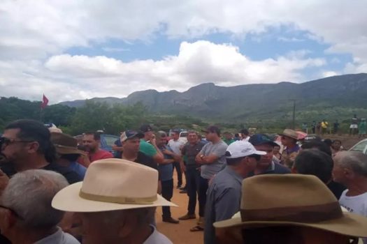 Fazendeiros ‘ocupam’ invasão do MST para retirar sem-terra na Bahia