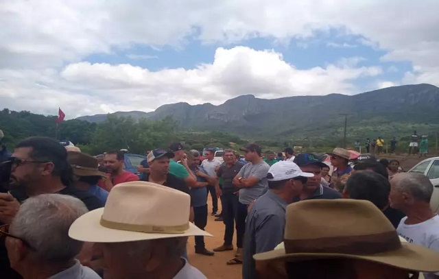 Fazendeiros ‘ocupam’ invasão do MST para retirar sem-terra na Bahia