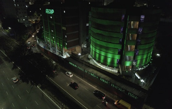 Prédio de faculdade ganha iluminação especial na capital paulista