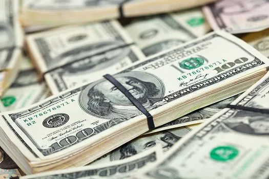 Dólar fecha o dia em queda, enquanto Bolsa registra a 4ª alta consecutiva