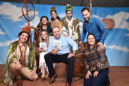 Apresentação teatral anima 2ª Feira Troca Livro de Ribeirão Pires