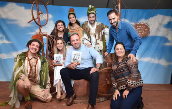 Apresentação teatral anima 2ª Feira Troca Livro de Ribeirão Pires