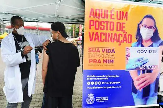 Mais de 100 pessoas se vacinam contra covid-19 na Feira Noturna