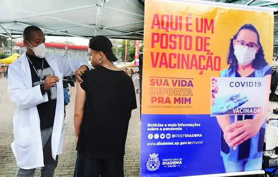 Mais de 100 pessoas se vacinam contra covid-19 na Feira Noturna