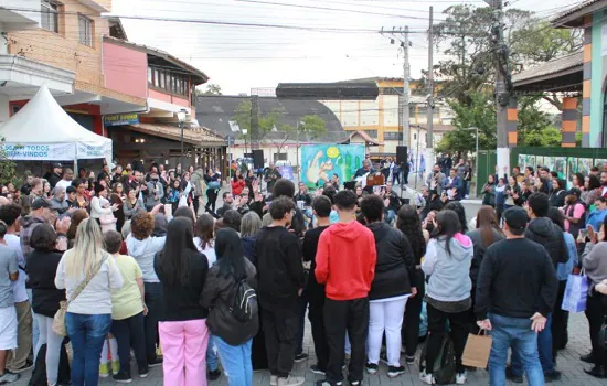 1º dia da Feira Literária de Ribeirão Pires atrai 8 mil pessoas à região central