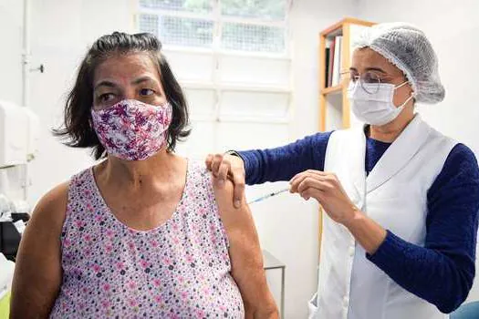 Diadema amplia por mais uma semana a vacinação contra covid-19 na Feira Noturna