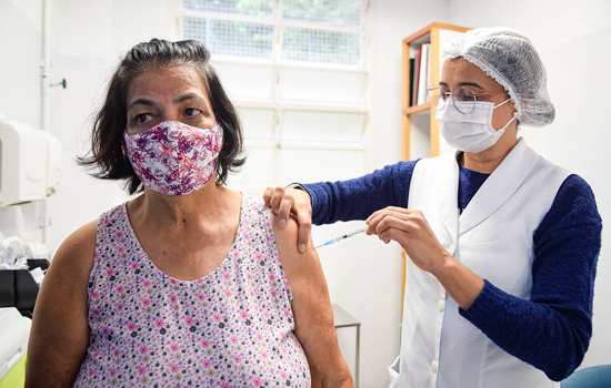 Diadema amplia por mais uma semana a vacinação contra covid-19 na Feira Noturna