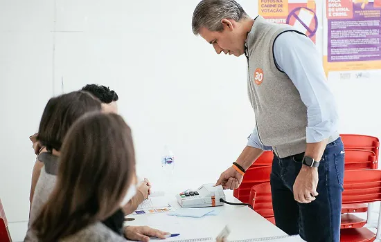 Felipe D’Avila vota em escola na capital paulista