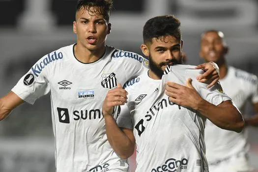 Diniz é expulso na estreia, mas Santos vence o Boca e respira na Libertadores