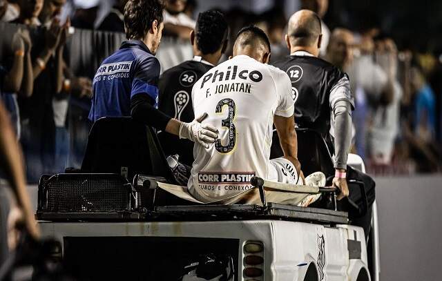 Felipe Jonatan rompe ligamentos do joelho e só deve voltar a jogar no Santos em 2024