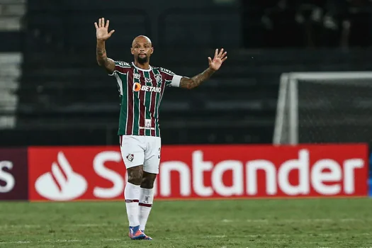 Felipe Melo é alvo de provocações da torcida do Corinthians após queda com o Flu