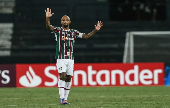 Felipe Melo é alvo de provocações da torcida do Corinthians após queda com o Flu