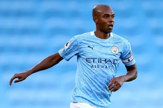 Fernandinho diz que PSG é favorito na Liga dos Campeões e City ‘corre por fora’