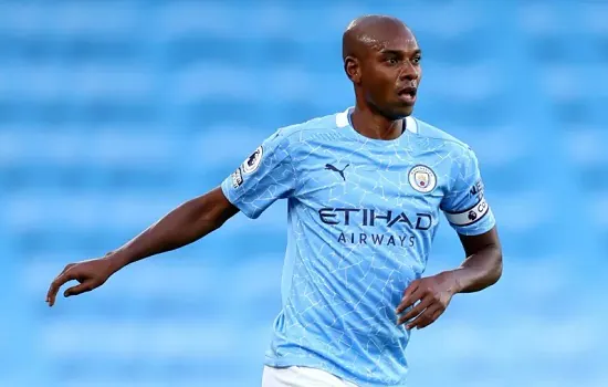 Fernandinho diz que PSG é favorito na Liga dos Campeões e City ‘corre por fora’