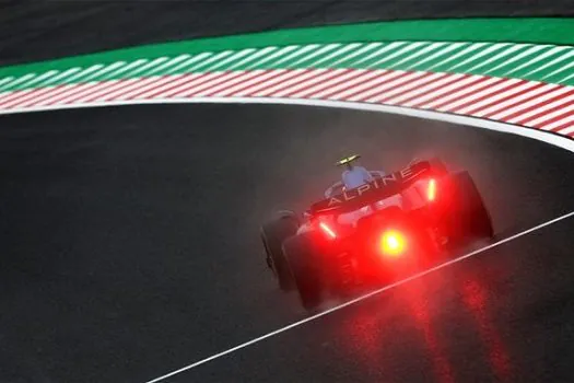 Sob muita chuva, Alonso faz o melhor tempo no primeiro treino livre em Suzuka