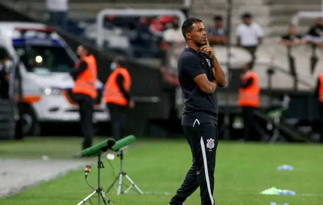 Lázaro despista sobre zaga titular do Corinthians: ‘Temos 3 grandes jogadores’