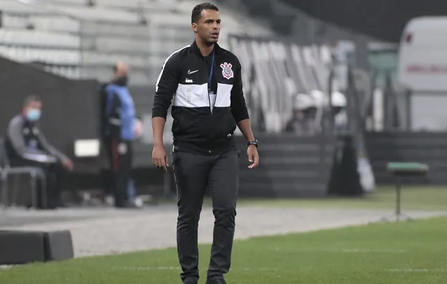 Fernando Lázaro rechaça pressão no Corinthians: ‘Todos os times estão oscilando’