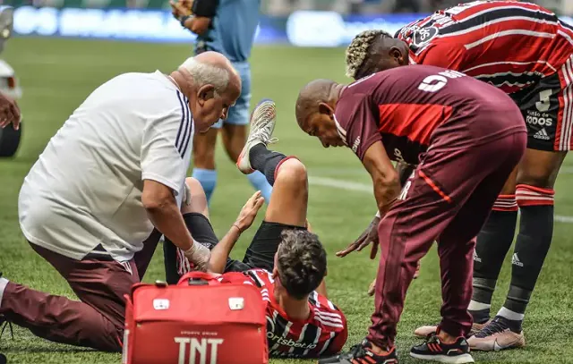 Rafinha e Ferraresi têm entorse no clássico com o Palmeiras e preocupam São Paulo