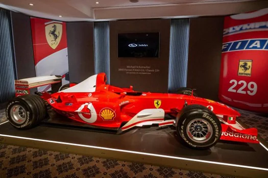 Ferrari pilotada por Michael Schumacher é leiloada por R$ 68 milhões