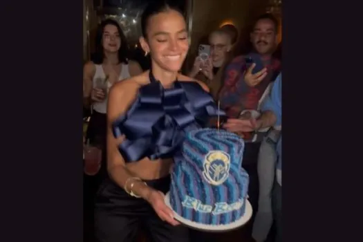 Bruna Marquezine faz festa com bolo de ‘Besouro Azul’ e reage a crítica ao filme