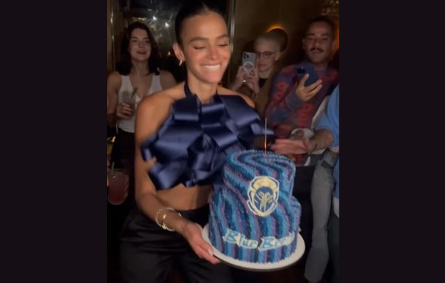 Bruna Marquezine faz festa com bolo de ‘Besouro Azul’ e reage a crítica ao filme