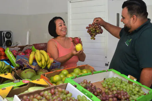 Festa da Uva distribui uma tonelada de frutas e legumes para entidades