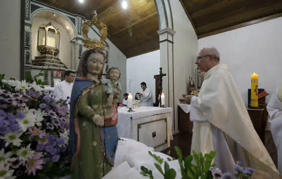 Bispo Dom Pedro Carlos Cipollini celebra missa na Capela do Pilar