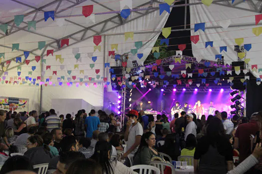 Shows e gastronomia diferenciada marcam festa junina do Clube Aramaçan