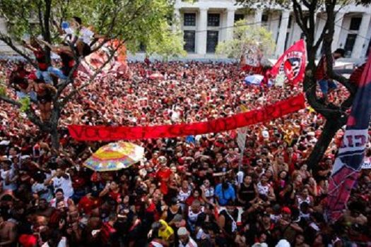 PM dispersa torcedores do Flamengo com bombas em festa por títulos de 2022