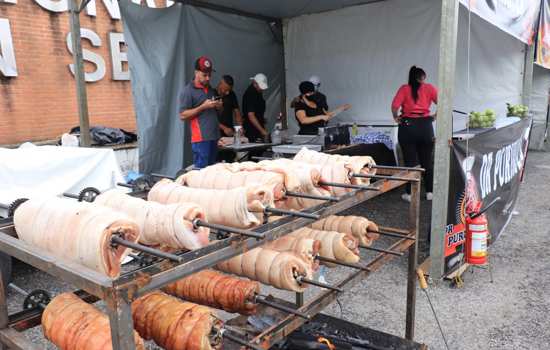 Torresmo de rolo é uma das sensações do festival