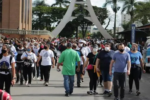 Fiéis pedem saúde na fila para ver Nossa Senhora de Aparecida